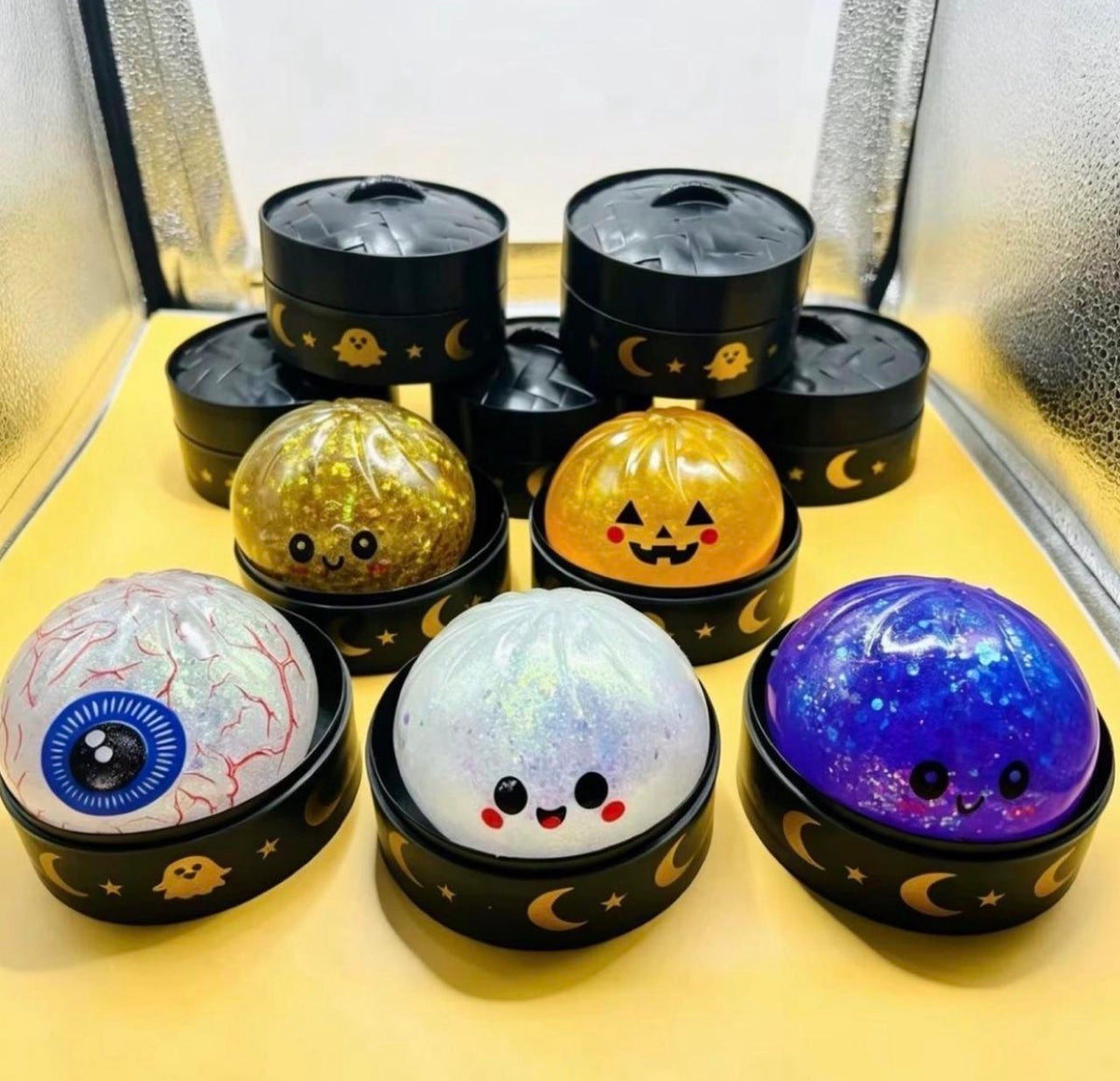 Halloween Glitter Dumpling Squishy Toy 8.5cm – Pectin Gel Sensory Fidget in Steamer Basket (Jack-o'-Lantern, Eyeball, Ghost)